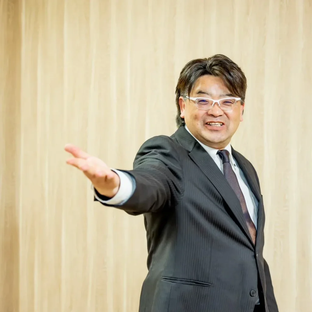 合同会社あっとプラス
代表　轡田 浩二